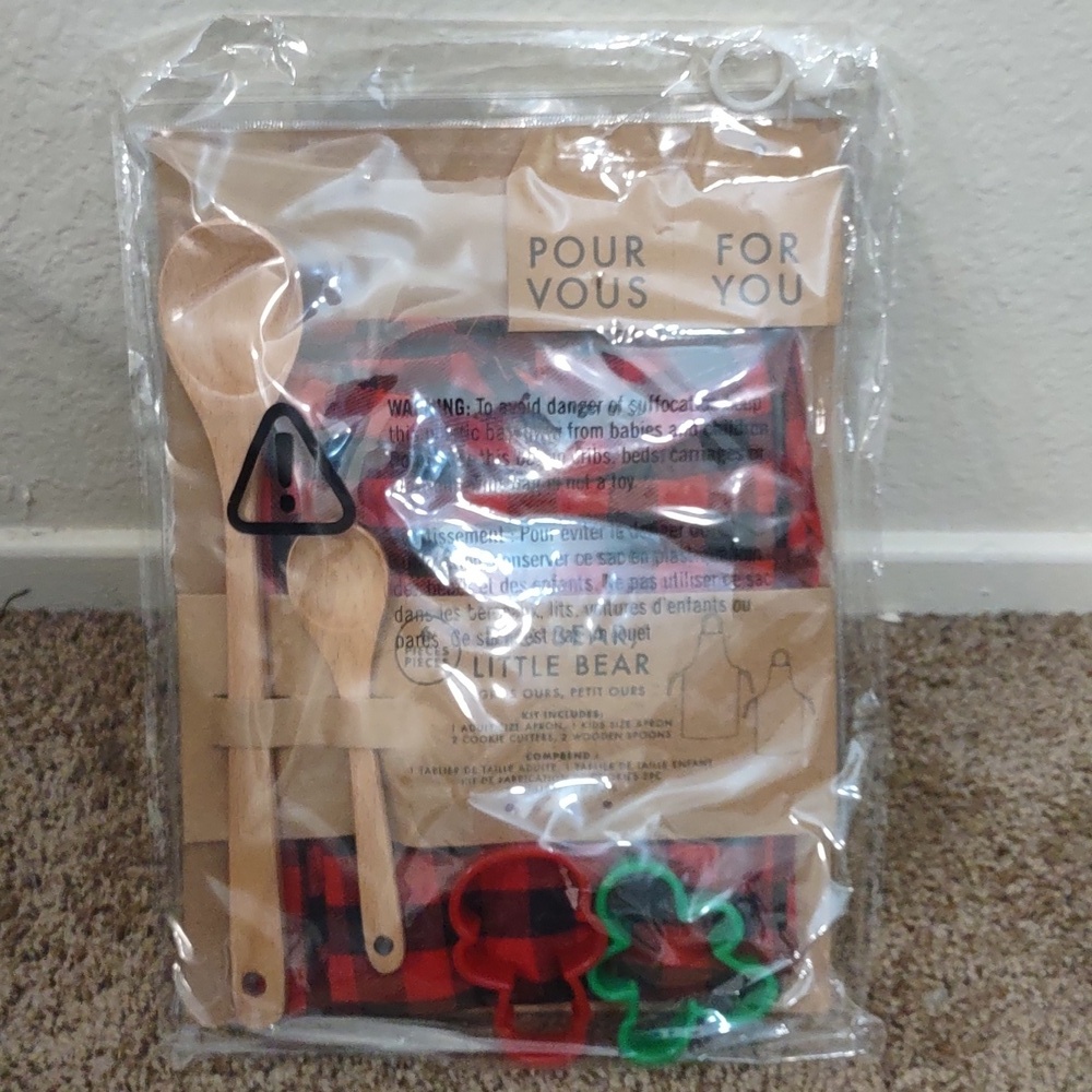 NEW BIG BEAR LITTLE BEAR COOKING SET NEVER OPENED